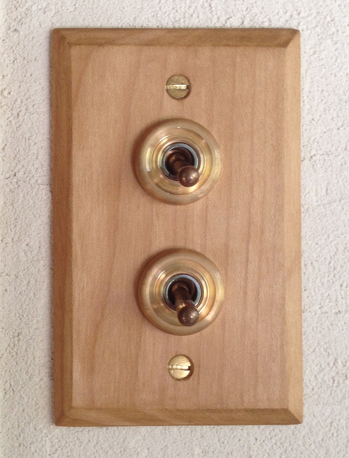 木製プレートのダブルスイッチ