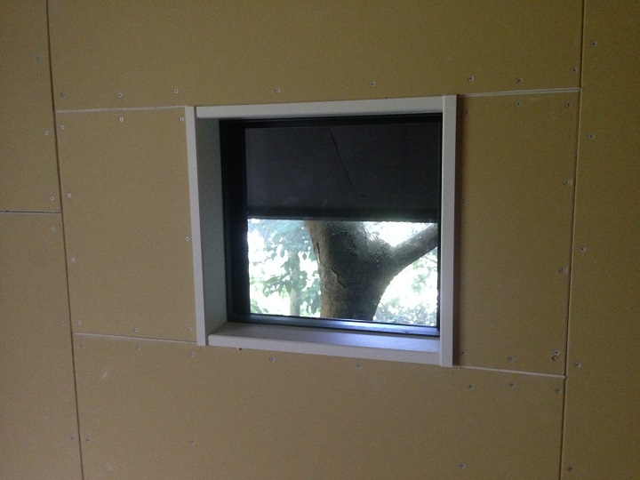 軒天で半分隠れてしまった窓