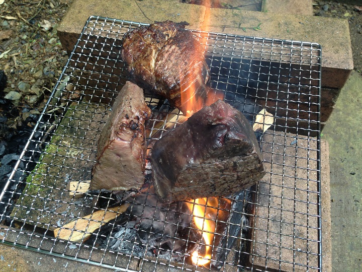 焼き途中の肉