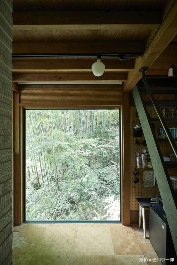 大きな窓から臨む竹林
