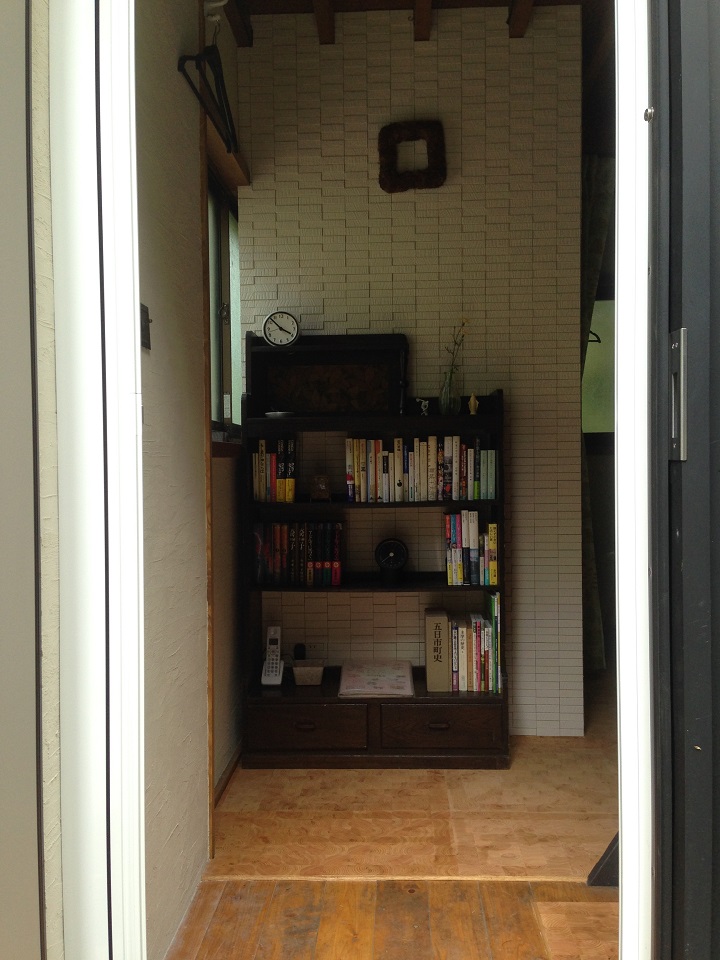 玄関の本棚