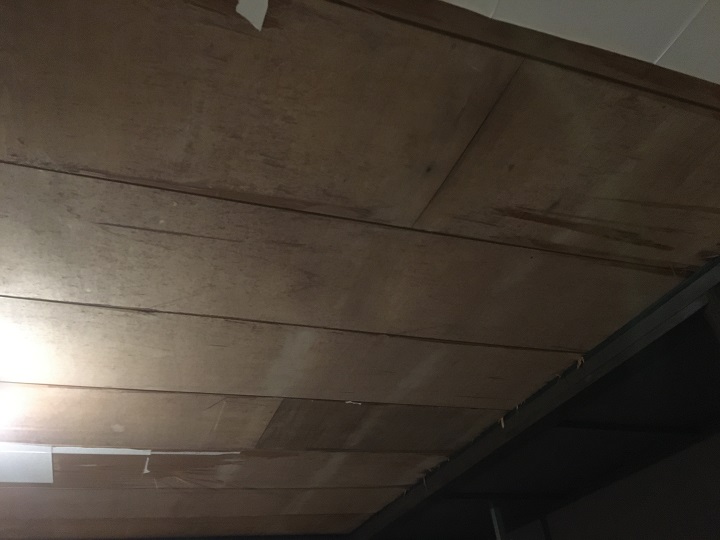 壁紙を剥がす途中の天井