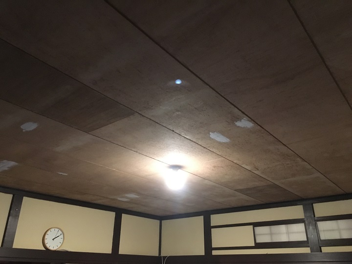 パテ補修後の天井