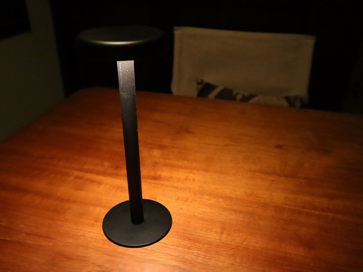 テーブルに置いたテーブルランプ「イチ」