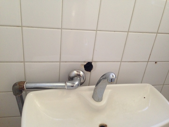 トイレの壊れた配管
