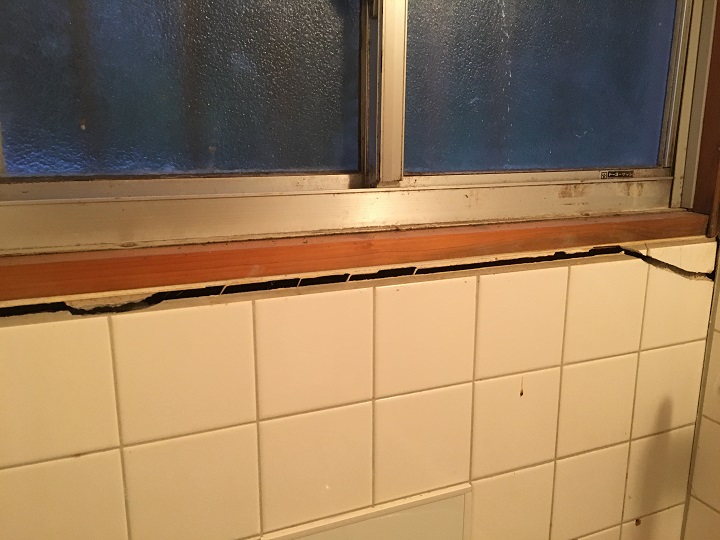 トイレ背面の壁のヒビ割れ