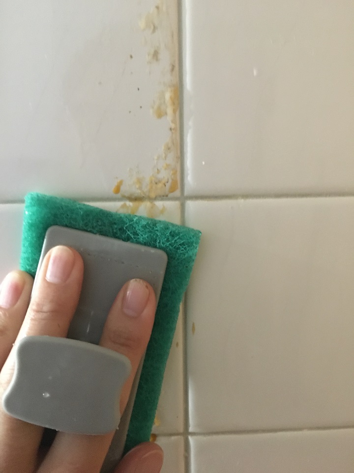 浴室タイル用研磨布でタイルを掃除