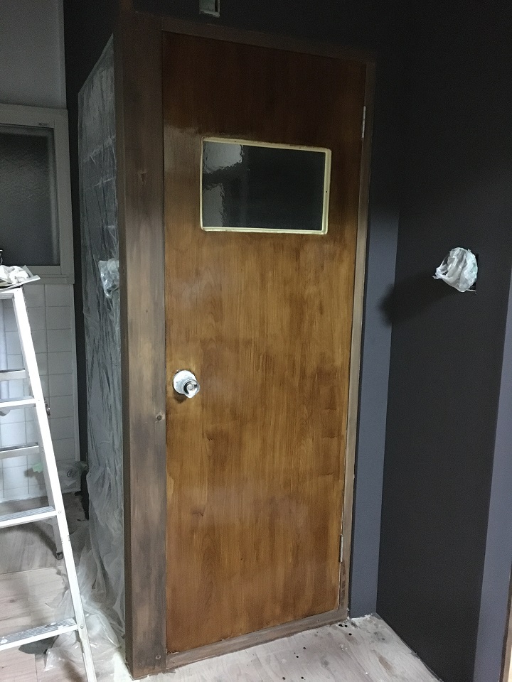二度目のニス塗りが終わったドア