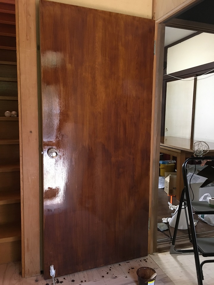 三度塗りを終えたドア