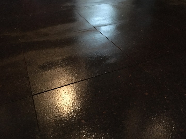 「汚れ防止剤」塗布直後の床