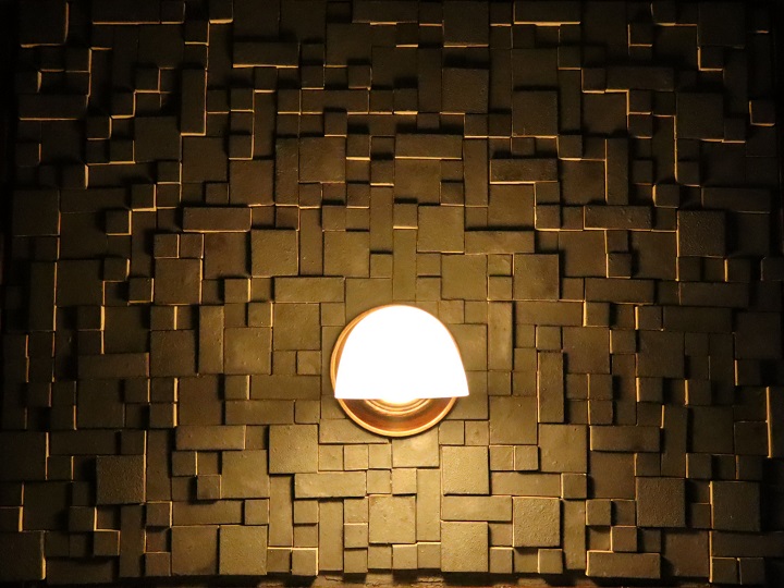 モーテルランプの光がタイル壁に陰影を作る