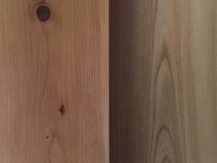 塗装した木部と未塗装のドアの比較