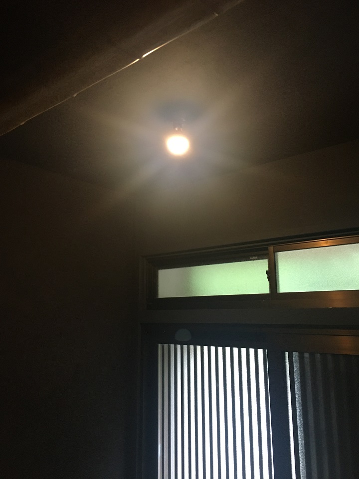 点灯した玄関の天井照明