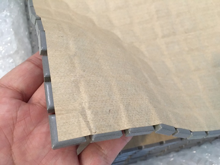 紙貼りのタイルの表面