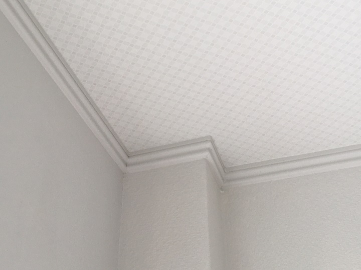 天井の壁紙と廻り縁
