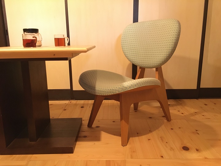 テーブルと中座椅子