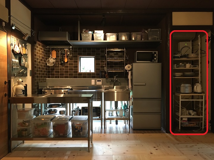 キッチンと食器棚の位置関係