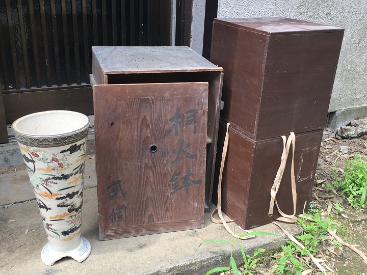 古い火鉢の外箱