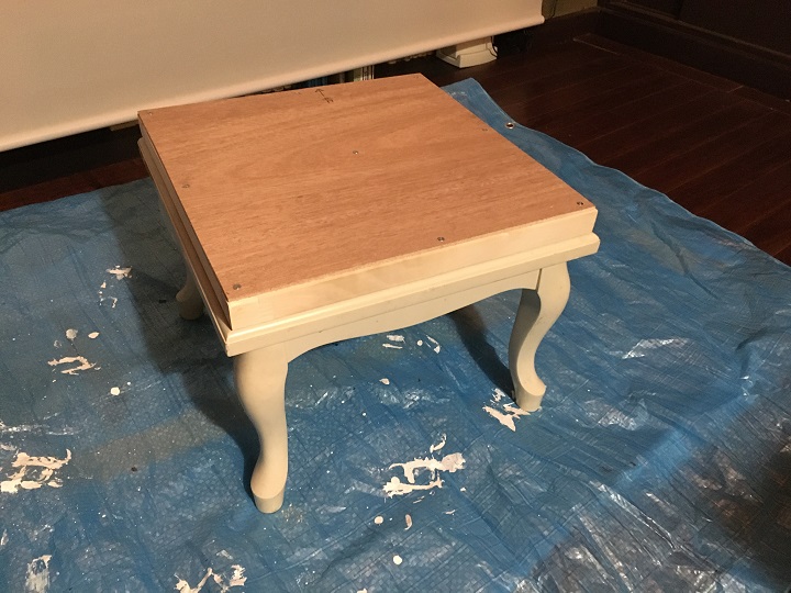 塗装準備の整ったローテーブル