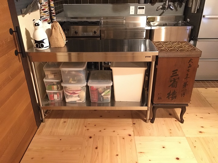 キッチンの作業台と食器棚