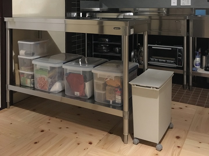 業務用キッチン作業台の横に置いたゴミ箱