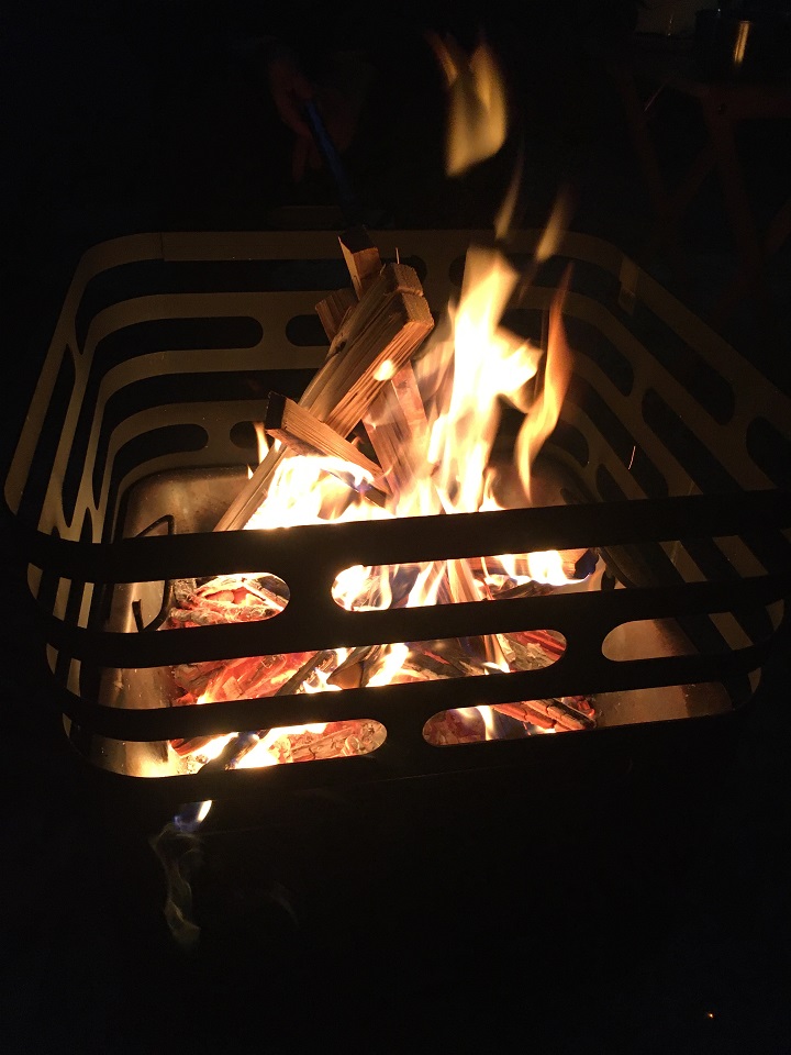 焚き火中のキューブ・ファイヤー・バスケット