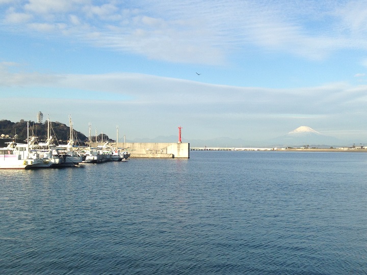 左に江の島、右に富士山