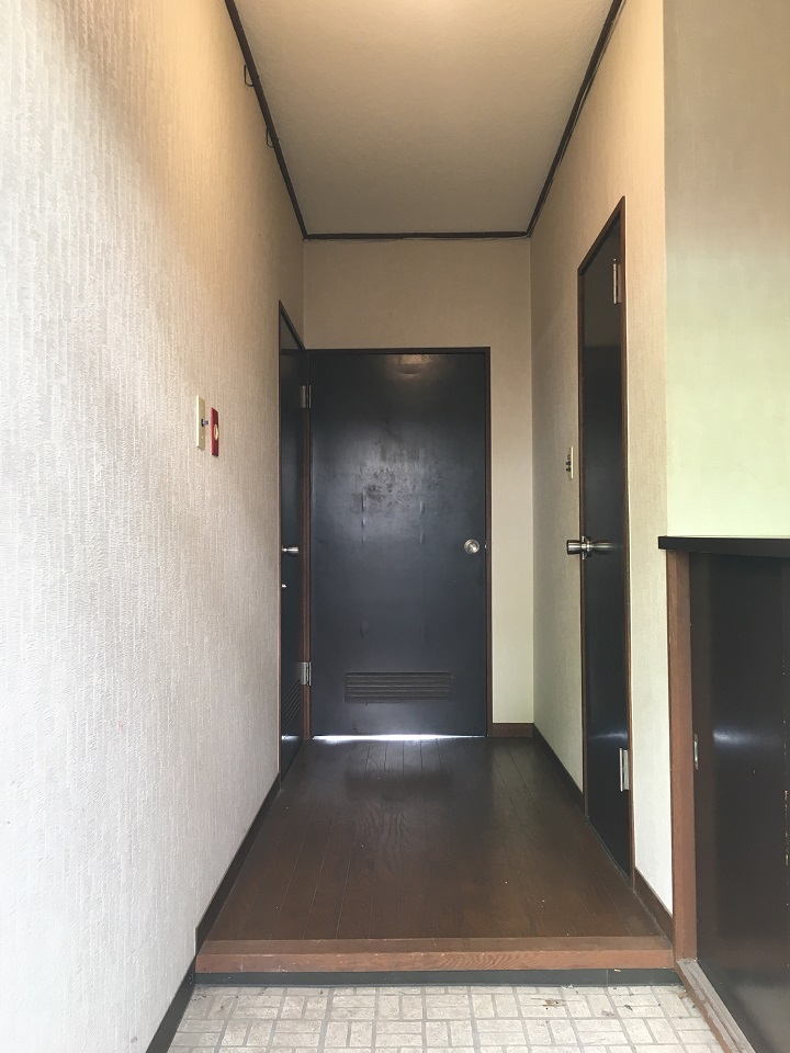 塗装前の廊下とドア