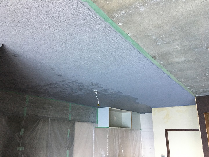 珪藻土塗料で塗り終えた天井