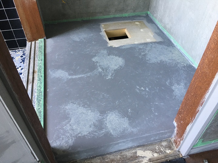 セメントグレーをアクセント塗装した床