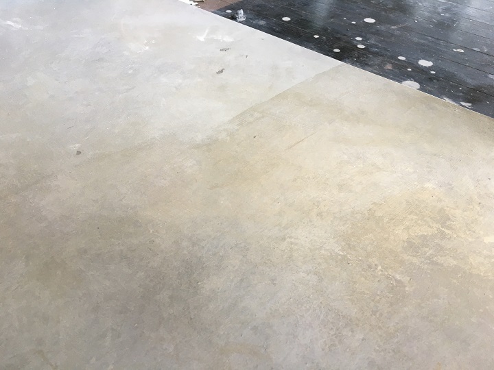 ニス塗装中の床