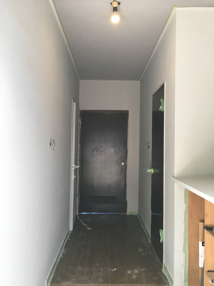 セメントグレーを塗った玄関