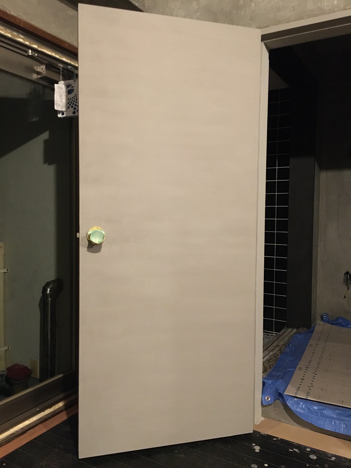 重ね塗りが終わった後の洗面ドア