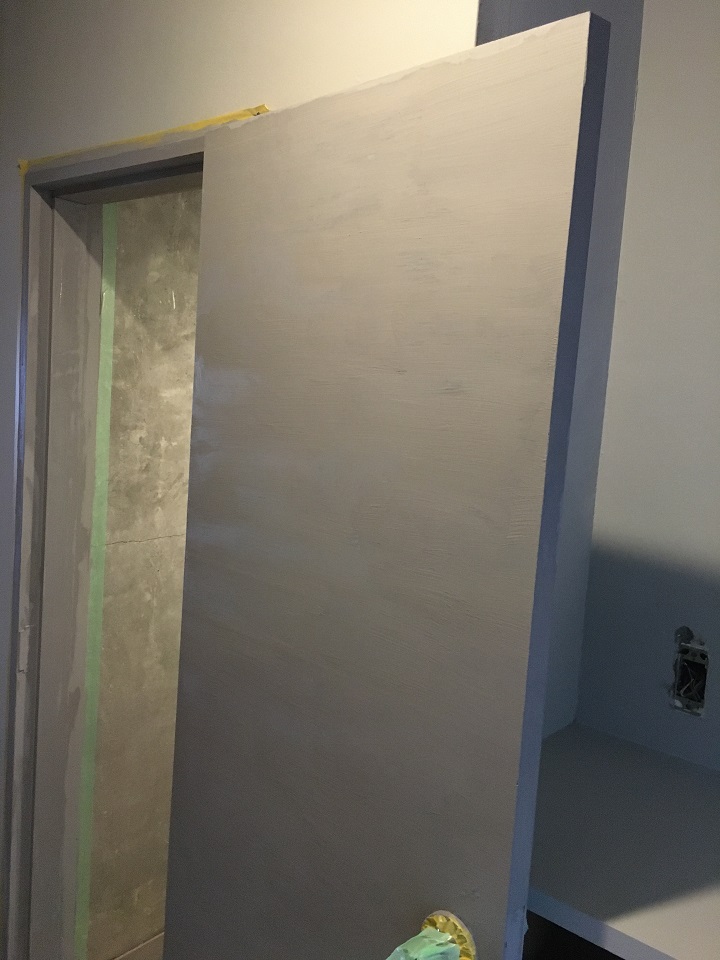 二度目の塗装が済んだトイレのドア