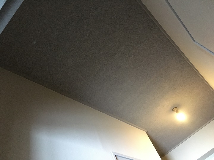 塗装後の廊下の天井