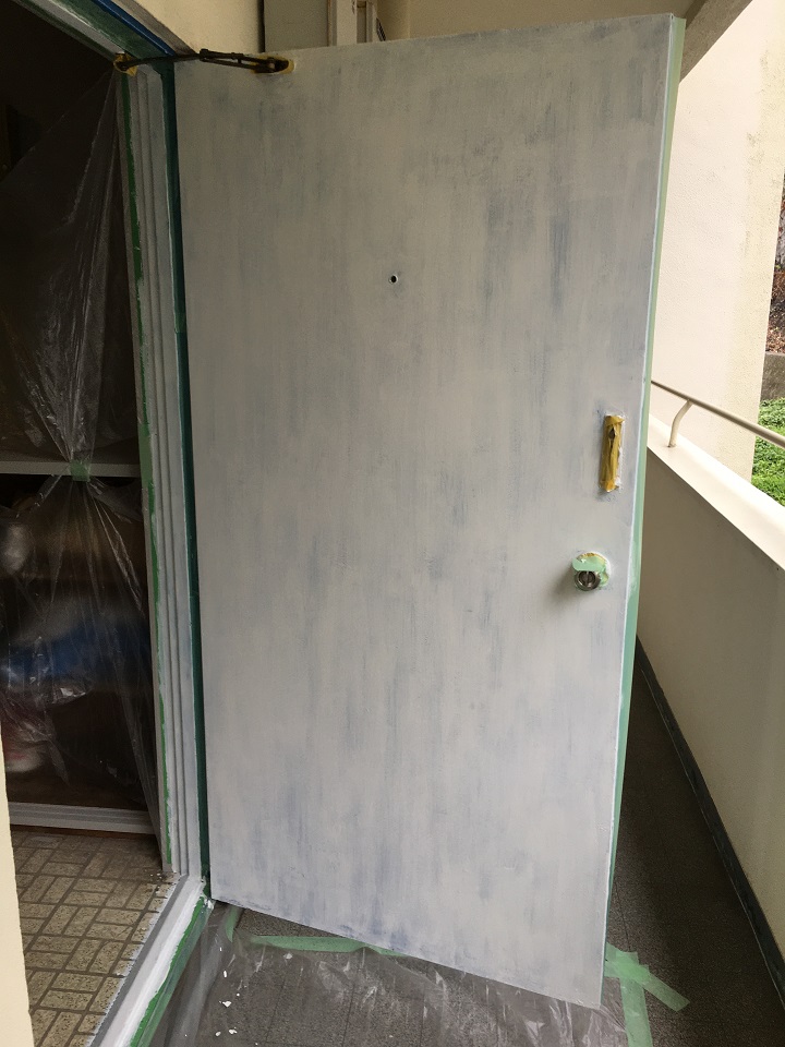プライマーを塗り終わった玄関ドア