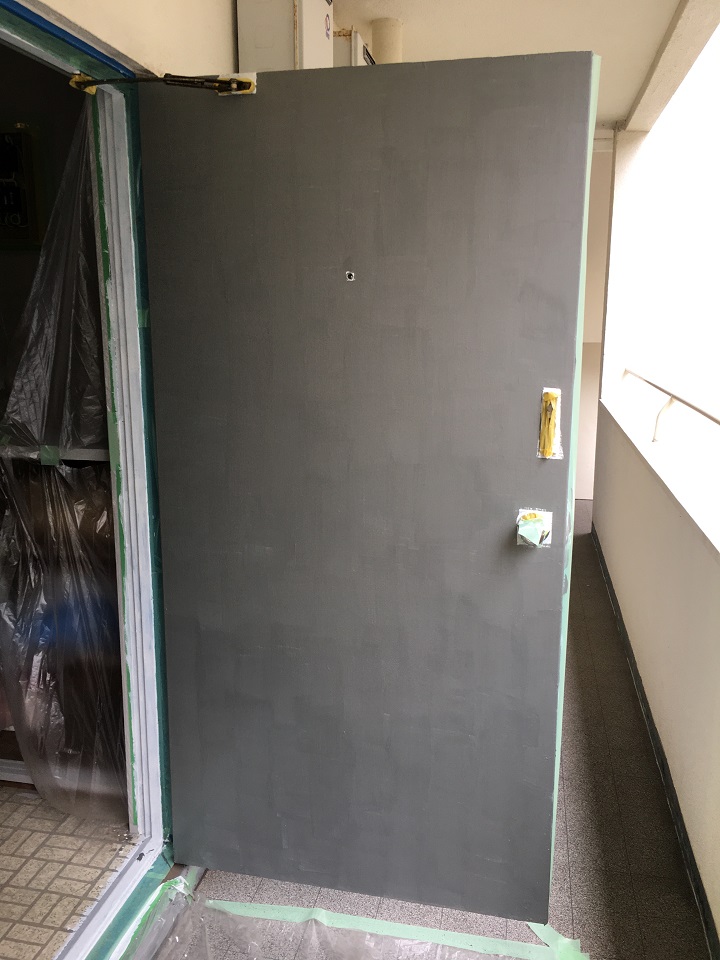 一度目の塗装が済んだ玄関ドア
