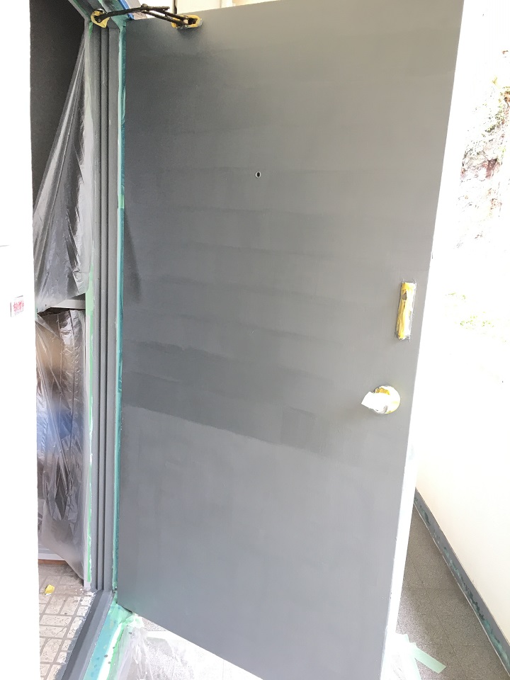 二度目の塗装中の玄関ドア
