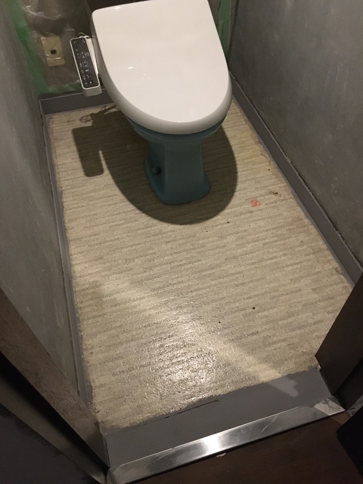 タイルを張る前のトイレの床