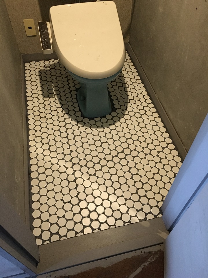 DIYでタイルを張ったトイレの床