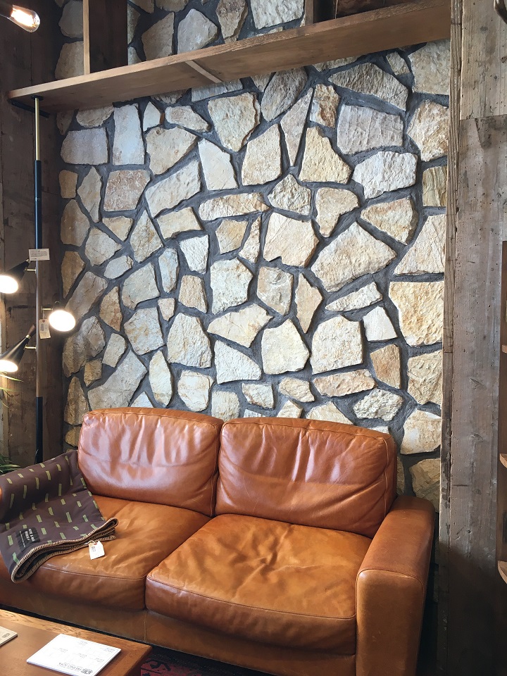 店内の石の壁とソファ
