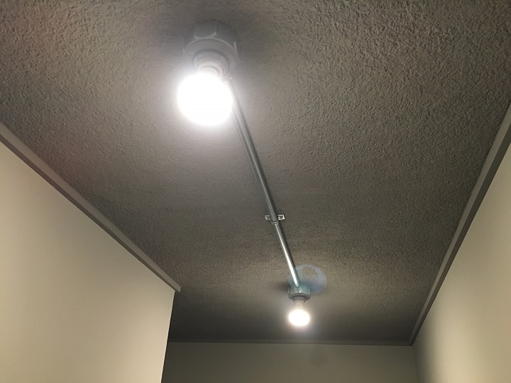 点灯した廊下の天井照明