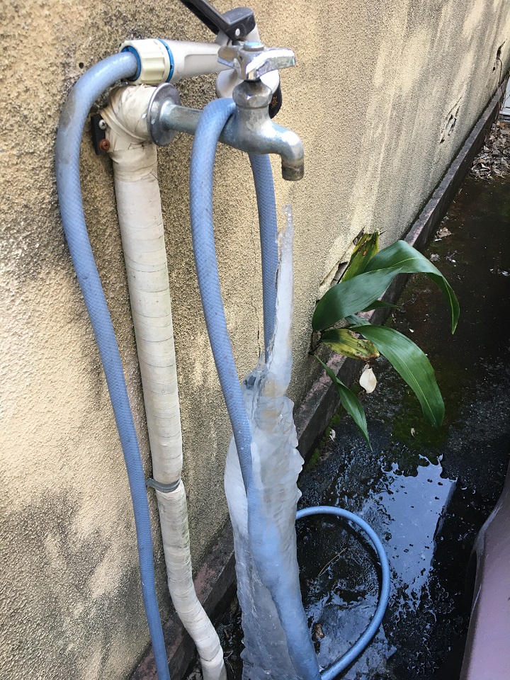 駐車場の水栓の氷柱