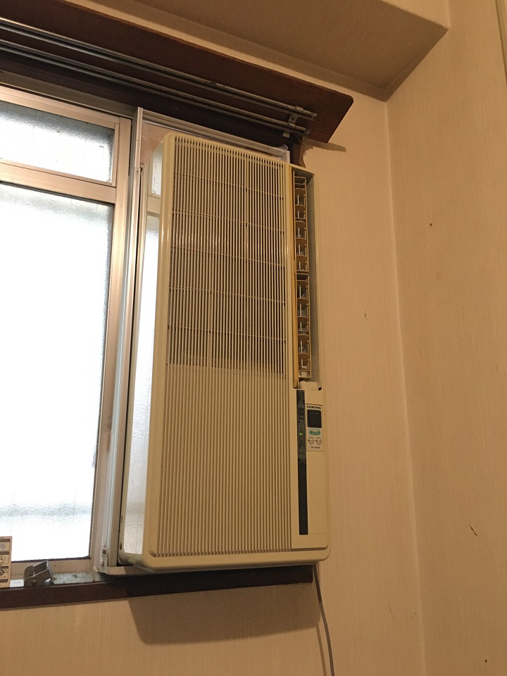古い窓付けエアコン