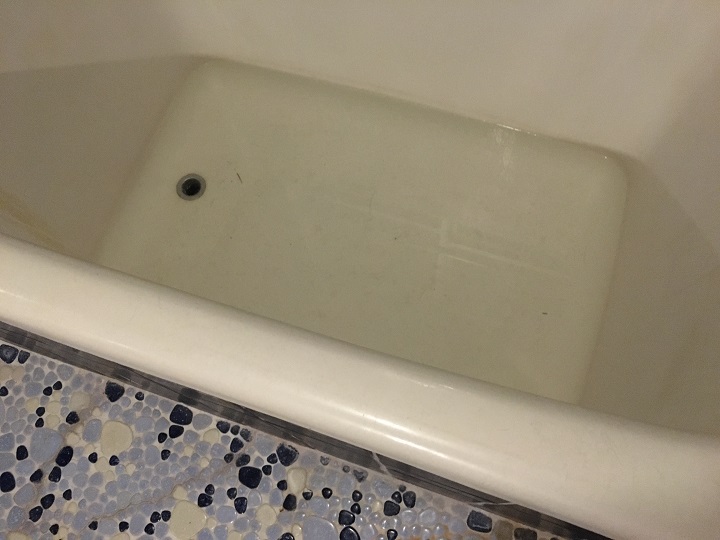 淀んだ水の溜まった浴槽