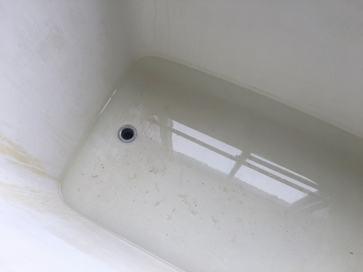 汚れた水の溜まった浴槽