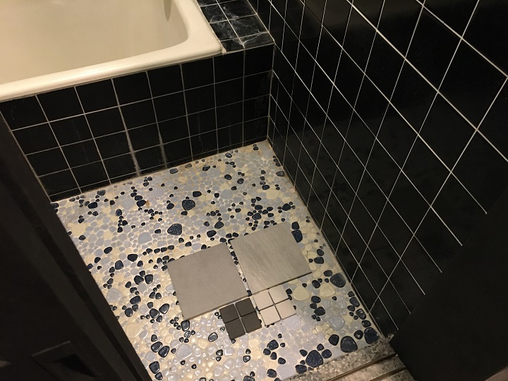 浴室の床にならべたサーモタイルのサンプル