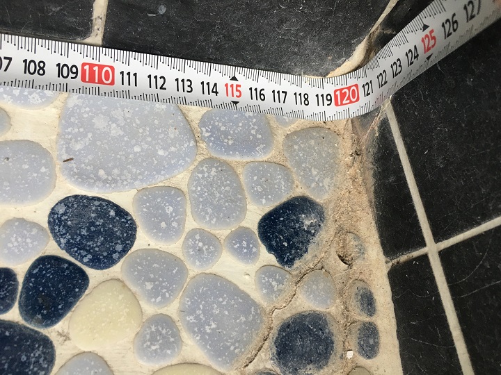 浴室の床を測量