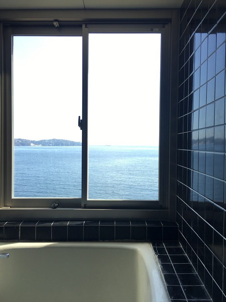 浴室の窓から望む海