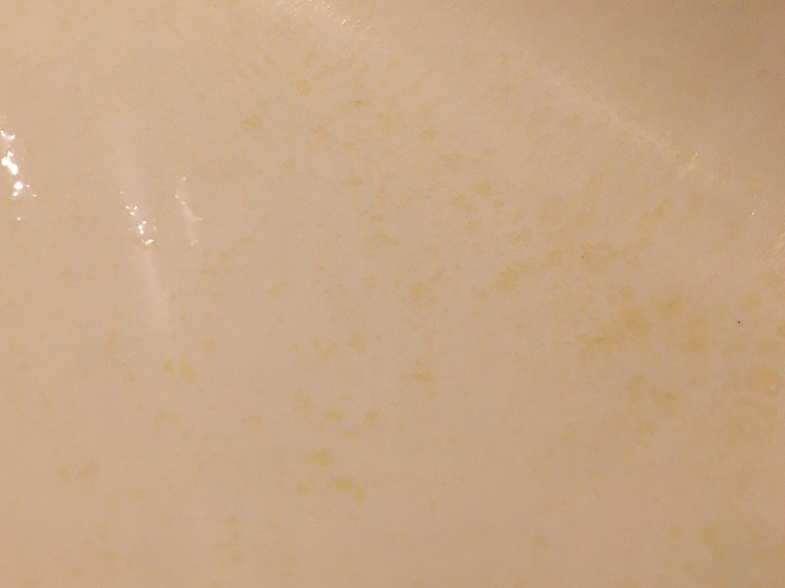 浴槽の底に残った汚れ